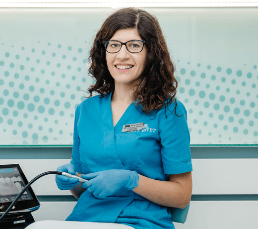 Dentist Brașov - Dr. Anca Brătulescu, specialist parodontologie și tratamente laser.