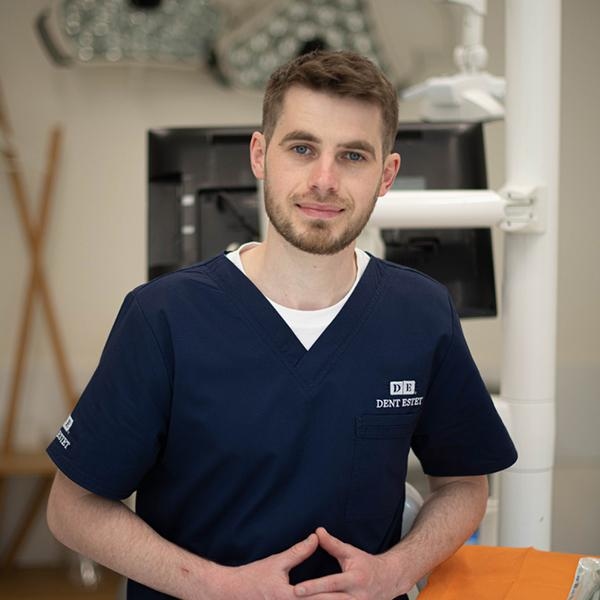 Dentist București - Dr. Cătălin Mărtișcă, specialist în chirurgie dento-alveolară.