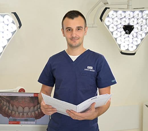Dentist Oradea - Dr. Cosmin Ștefănescu, medic protetică dentară.