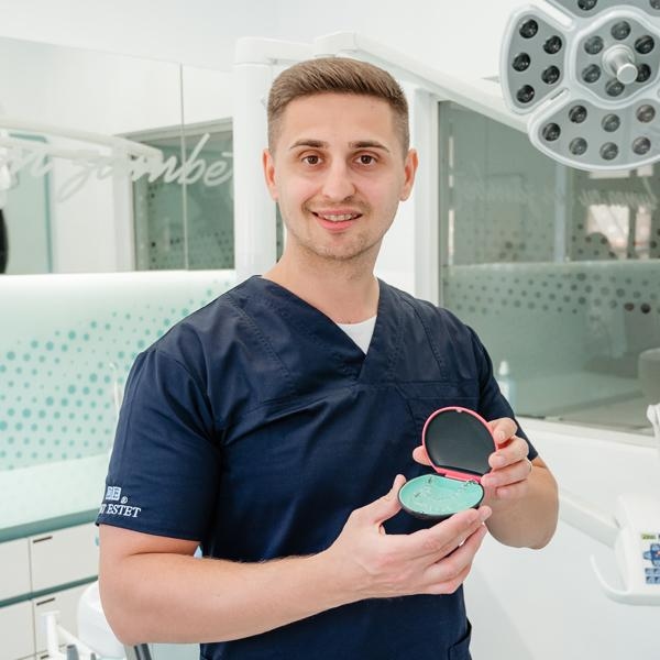 Dentist Brașov, Sibiu - Dr. Marius Ion, medic specialist în ortodonție și ortopedie endo-facială.