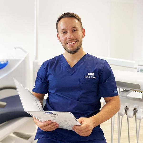 Dentist Timișoara - Dr. Paul Brănuțiu, medic în estetică dentară.